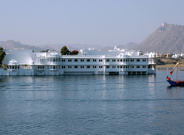 Lake Pichola | Famous Places to Visit in Rajasthan