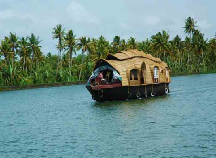 backwater tourist destination in kerala