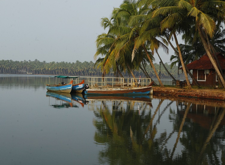 backwater tourist destination in kerala