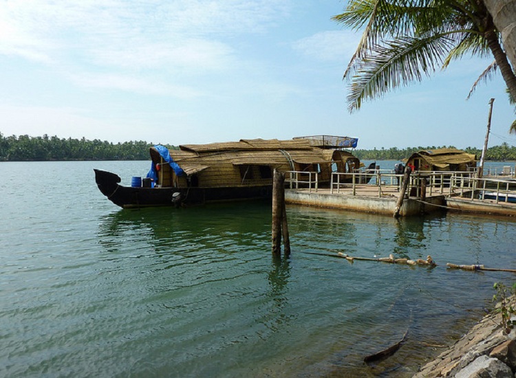 backwater tourist destination in kerala