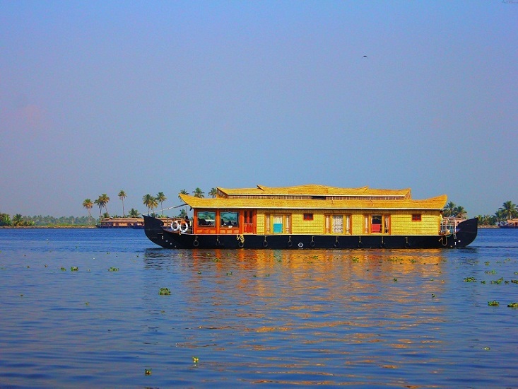 backwater tourist destination in kerala