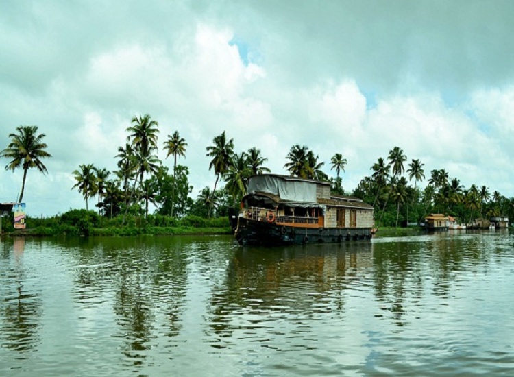 backwater tourist destination in kerala