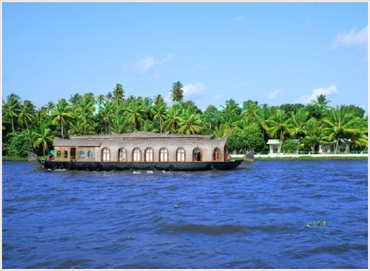 backwater tourist destination in kerala