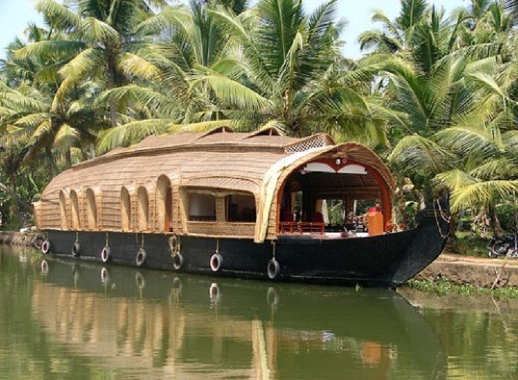 backwater tourist destination in kerala