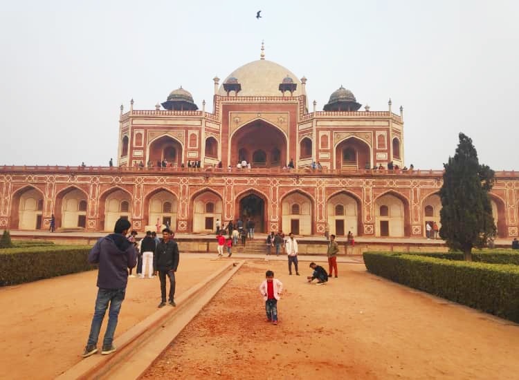 A kid click picture in front of Humayun's Tomb