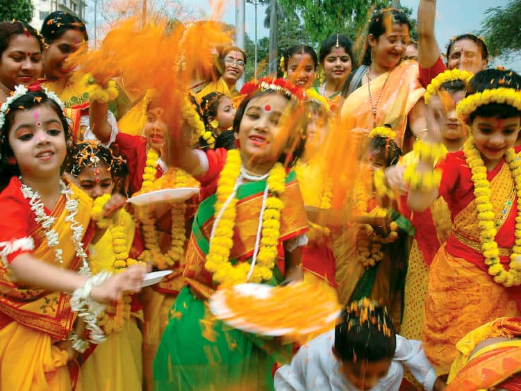 Kids celebrate holi in purulia