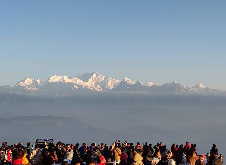 People are seeing Tiger Hill in Darjeeling