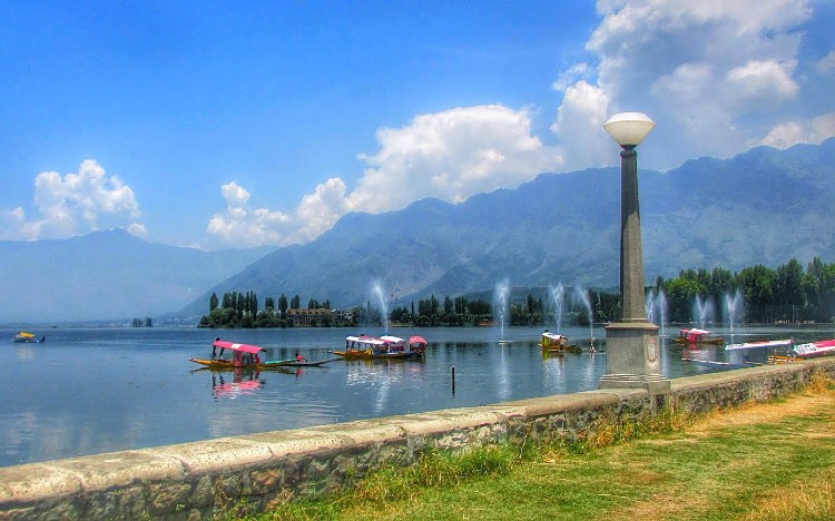 Must visit dal lake with family in Srinagar